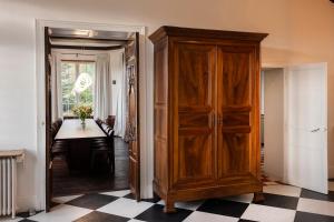 Habitación con armario de madera y mesa. en Private Oasis: Luxe 20-guest Estate, Jacuzzi, 8 Ha, en Bazeilles