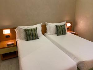 Postel nebo postele na pokoji v ubytování Hotel Embassy