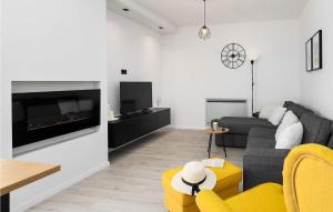 ein Wohnzimmer mit einem Sofa und einem TV in der Unterkunft Apartment Ana in Poreč
