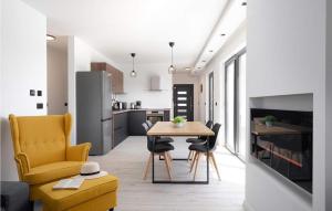 eine Küche und ein Wohnzimmer mit einem Tisch und einem gelben Stuhl in der Unterkunft Apartment Ana in Poreč