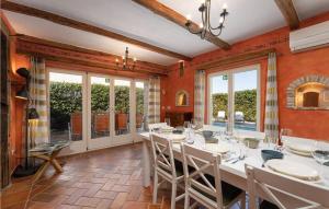 uma grande sala de jantar com mesa e cadeiras em Villa Leon em Funtana