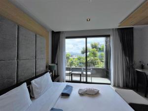 En eller flere senge i et værelse på Emerald Terrace Apartments by Lofty + 62 billeder