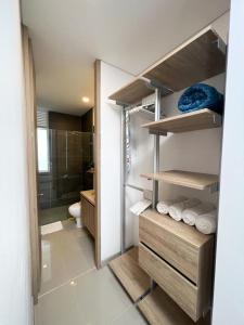 ein Bad mit einer Dusche, einem WC und Handtüchern in der Unterkunft Samaria Club de playa Santa Marta , Colombia in Gaira