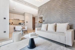 Ruang duduk di STAY BY LATINEM Luxury 1BR Holiday Home CVR B209 near Burj Khalifa