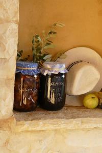 deux bocaux de miel et un livre et une plante dans l'établissement Kalpic Suites & Villa, à Lozovac