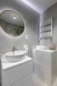 Ένα μπάνιο στο Fabryczna 19 by Farkas Apartments +34 φωτογραφίες