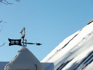 扎科帕内Dworek Na Równi的雪盖屋顶上标有鸟的标志 更多187张照片