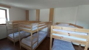 Postel nebo postele na pokoji v ubytování Hostel in picerija Špajza