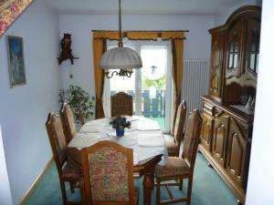 d'une salle à manger avec une table, des chaises et une fenêtre. dans l'établissement Ferienwohnung Schulz, à Schwörstadt