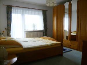 1 dormitorio con cama y ventana grande en Ferienwohnung Schulz en Schwörstadt