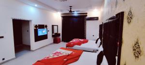 Televízia a/alebo spoločenská miestnosť v ubytovaní HOTEL DE SMART Multan