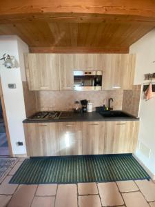 A kitchen or kitchenette at Appartamento al Tabià Pizal