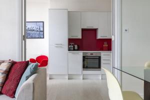 uma sala de estar com um sofá e uma cozinha em Charming 1 BR flat near Hyde Park em Londres