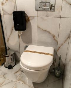 Grand 464 Otel في ريزي: حمام مع مرحاض عليه صندوق