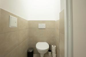 a bathroom with a white toilet in a room at Modern apartment with a balcony near Belvedere in Vienna +26 photos