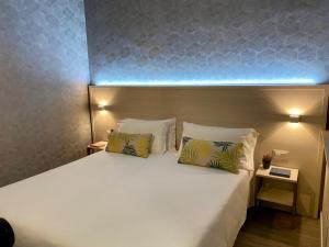 Postel nebo postele na pokoji v ubytování Hotel Embassy
