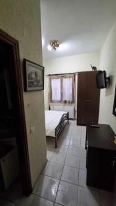 Obrava Guesthouse Kotroni Trikalon tesisinde bir odada yatak veya yataklar