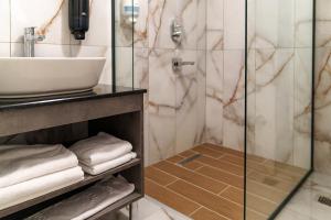 ein Bad mit einem Waschbecken und einer Dusche in der Unterkunft Grand 464 Otel in Rize