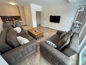 Sala de estar con 2 sofás y mesa en ShooTer Apartments en Ferizaj