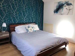 a bedroom with a bed with a green wall at Lovely 3 beds house 6 guests King beds in Sheffield