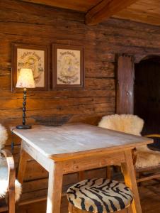 Speckbacher Hof - Historisches Bauernhaus im Chiemgau في أونترفوسن: طاولة خشبية مع مصباح في الغرفة