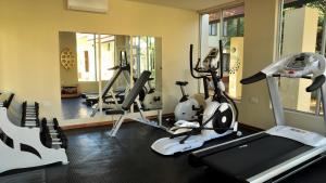 Fitness centrum a/nebo fitness zařízení v ubytování Cresta Botsalo Hotel