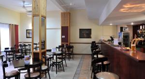 Lounge nebo bar v ubytování Cresta Botsalo Hotel