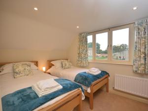 een slaapkamer met 2 bedden en een raam bij 2 Bed in Bristol 72582 in Winford