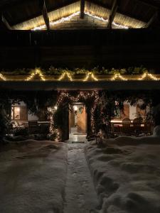 Speckbacher Hof - Historisches Bauernhaus im Chiemgau في أونترفوسن: غرفة مع أضواء عيد الميلاد في مبنى