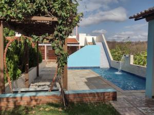 a swimming pool in a house with a swimming pool at CHACÁRA SOL NASCENTE in Lavras da Mangabeira