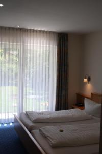 Postel nebo postele na pokoji v ubytování Hotel-Gasthof zur Krone