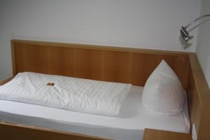 Postel nebo postele na pokoji v ubytování Hotel-Gasthof zur Krone