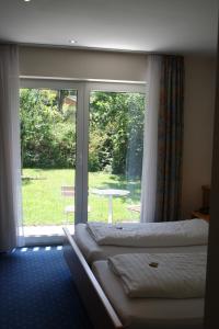 Postel nebo postele na pokoji v ubytování Hotel-Gasthof zur Krone