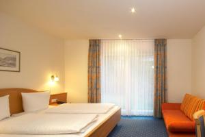 En eller flere senge i et værelse på Hotel-Gasthof zur Krone