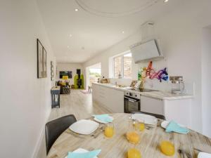 uma cozinha com uma mesa com copos de sumo de laranja em 2 bed in Northallerton 83398 em Brompton