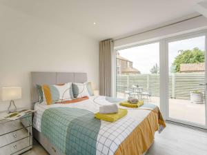 um quarto com uma cama e uma grande janela em 2 bed in Northallerton 83398 em Brompton