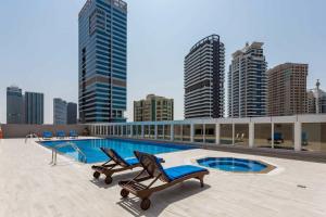 Bazén v ubytování Charm 2BR in WestSide, Dubai Marina by Livbnb nebo v jeho okolí