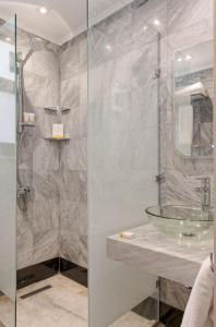 カイロにあるVESTA - New Cairo Residenceのバスルーム(ガラス張りのシャワー、シンク付)