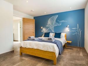 1 dormitorio con 1 cama con pared azul en 1 Bed in Paignton 87811 en Paignton
