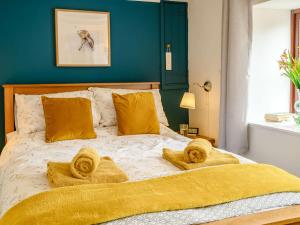 um quarto com uma cama com toalhas em 1 bed in St Briavels 88814 em Saint Briavels