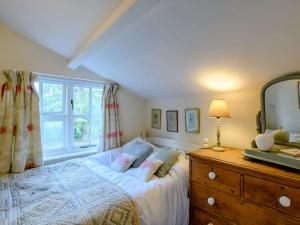 1 dormitorio con 1 cama con tocador y espejo en 3 Bed in Great Ryburgh KT143 en Great Ryburgh