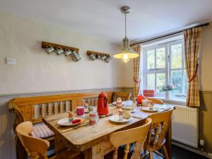 a dining room with a wooden table and chairs at 3 Bed in Great Ryburgh KT143 in Great Ryburgh