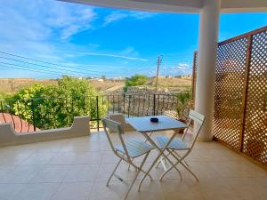 eine Terrasse mit einem Tisch und Stühlen auf dem Balkon in der Unterkunft Lavender Homes, Walled City in Famagusta