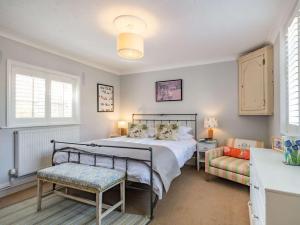 a bedroom with a bed and a chair and a couch at 5 bed in Syderstone KT180 in Syderstone