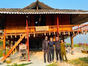 a group of people standing in front of a building at Du Già Coffee View Homestay in Làng Cac