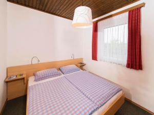 Schlafzimmer mit einem Bett und einem Fenster in der Unterkunft Ilsenhof am Turnersee in Obersammelsdorf