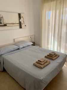 デニアにあるApartment Playa Sol 2のベッドルーム1室(ベッド1台、タオル2枚付)
