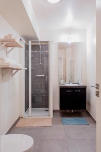 a bathroom with a shower and a sink at Studio Doux et Cosy Paris in Gentilly