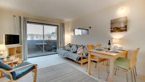 un soggiorno con un tavolo e un divano di Fairhaven Court a Newton Altre 5 foto