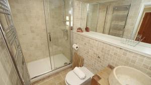 Ένα μπάνιο στο Brooklands Cottage +32 φωτογραφίες